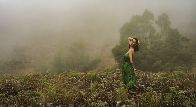 curi perhatian ini 4 potret amel leon pemain suara hati istri yang suka travelling