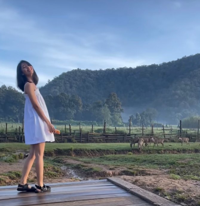 curi perhatian ini 4 potret amel leon pemain suara hati istri yang suka travelling