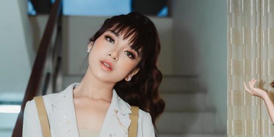 Tampil dengan Rambut Berponi, Intip Potret Terbaru Tiara Andini