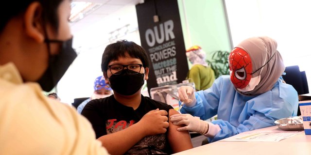 Ketika Superhero Suntikkan Vaksin Covid-19 untuk Anak-Anak