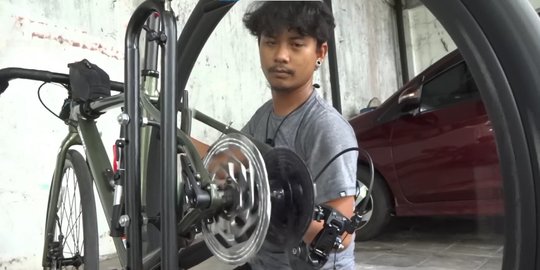 Berani Berubah: Drummer Band Bikin Layanan Service Sepeda