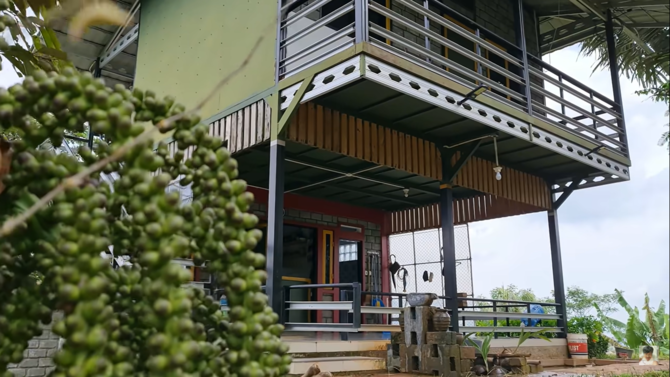 orang kaya ini bangun rumah di tengah hutan