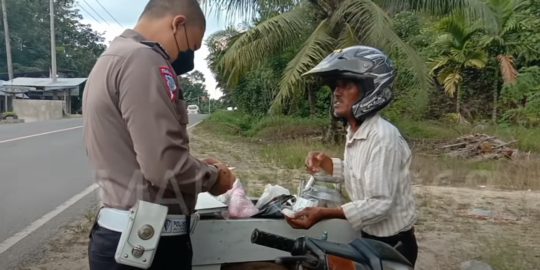 Pajak Motor Mati, Penjual Es Ini Gemetar Didatangi Polisi, Ending-nya Bersyukur