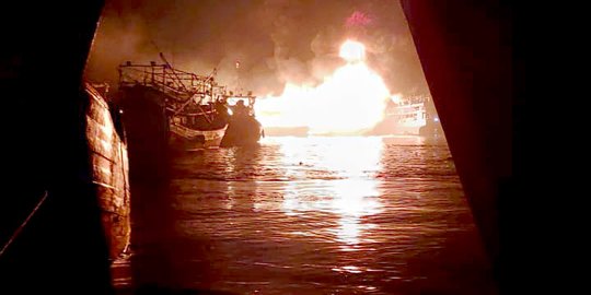 3 Kapal Cumi Terbakar di Muara Angke, Diduga akibat Korsleting