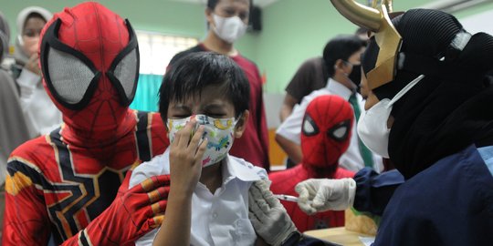 Aksi Spiderman Menghibur Anak-Anak Saat Divaksin