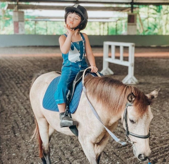 5 potret gempi berpose kece saat latihan berkuda gemesin abis