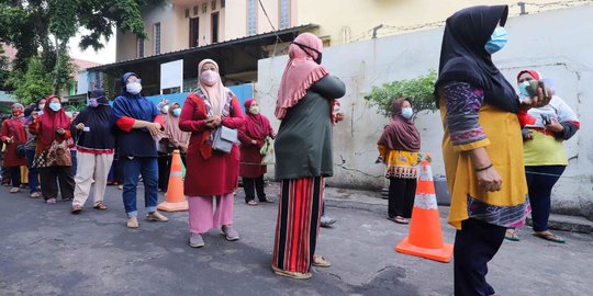 Warga Antre Operasi Pasar Minyak Goreng Murah di Johan Baru