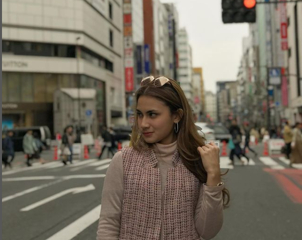 kembali tampil berhijab intip 4 potret terbaru sherrin tharia mantan istri zumi zola