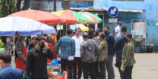 Jokowi Berikan Bantuan untuk Pedagang di Pasar Sederhana Bandung