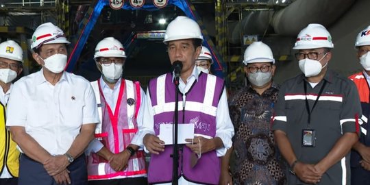 Jokowi Targetkan Kereta Cepat Jakarta-Bandung Beroperasi Pada Juni 2023