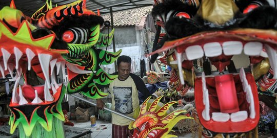 Geliat Pembuatan Barongsai dan Liong di Kota Hujan