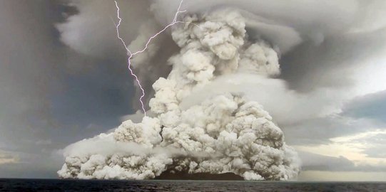 Kedahsyatan Letusan Gunung Berapi Bawah Laut Tonga yang Terekam Kamera