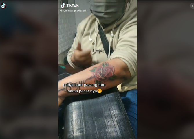 cewek ini bikin tatto nama pacar di tangan cowoknya minta putus