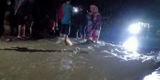 Banjir dan Longsor di Kabupaten Pidie, Jalan Beureunun-Tangse Tertutup Material