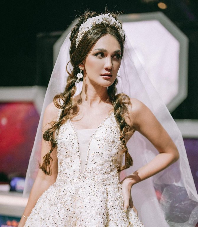 potret luna maya kenakan gaun