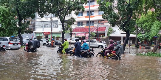 Lalu Lintas di Jalan Depan PN Jakpus Tersendat Akibat Banjir, Sejumlah Motor Mogok