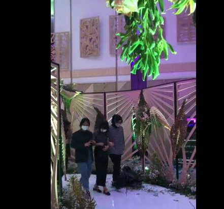 acara pernikahan dengan konsep pameran seni