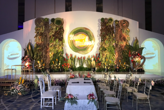 acara pernikahan dengan konsep pameran seni