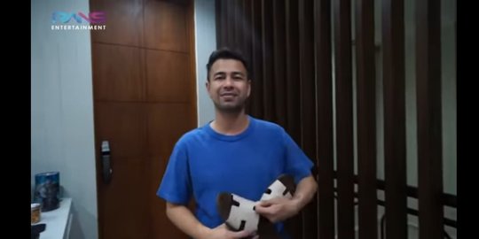 Raffi Ahmad Pamer Sandal Dibelikan Mama Amy, Mereknya Enggak Kaleng-kaleng