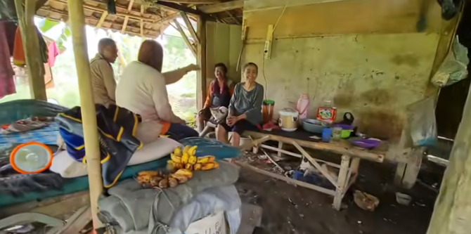 sambil bertani keluarga ini tinggal di gubuk tengah sawah