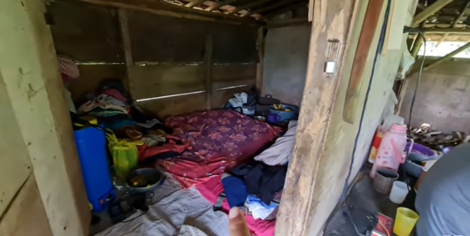 sambil bertani keluarga ini tinggal di gubuk tengah sawah