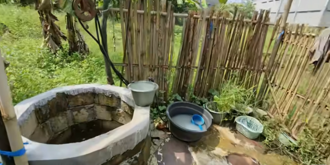 sambil bertani keluarga ini tinggal di gubuk tengah sawah