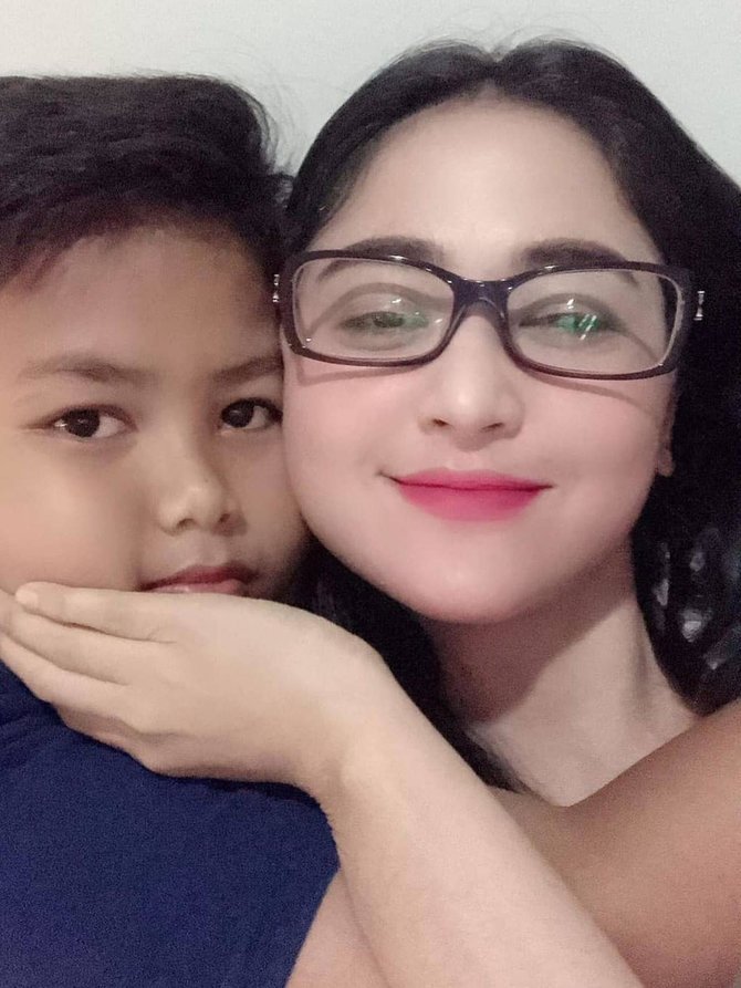 potret kedekatan dewi persik dengan anak angkatnya