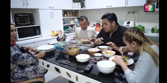 Ivan Gunawan ke Rumah Ayu Ting Ting Buat Makan Bareng Keluarga, Didoakan Berjodoh