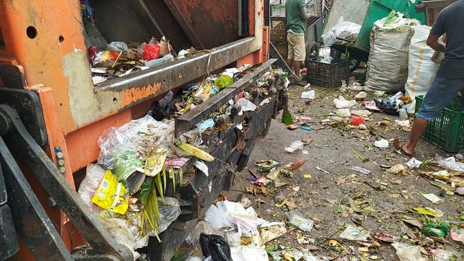 bertaruh sehat para petugas angkut sampah