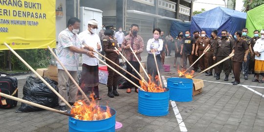 Senjata Api hingga Narkotika Berbagai Jenis di Denpasar Dimusnahkan