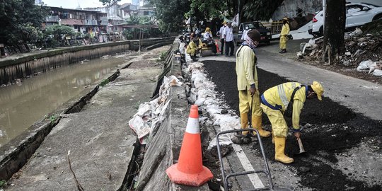Jalan Inspeksi Kali Ciliwung Ambles Jalan Inspeksi Kali Ciliwung Ambles
