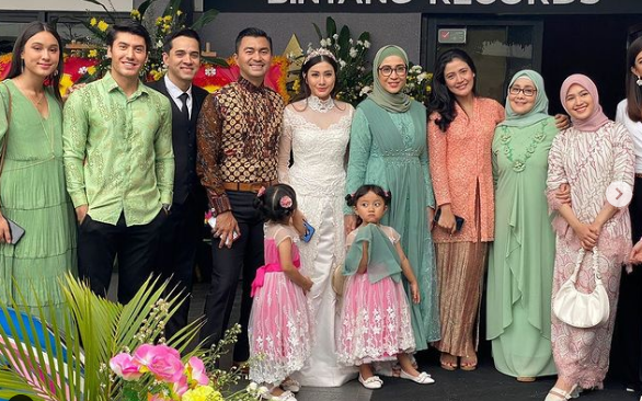4 potret rionaldo stockhorst bareng pemain love story the series akrab