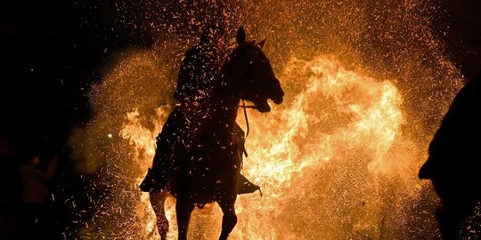 Tradisi Berkuda Menembus Api di Spanyol Kembali Digelar