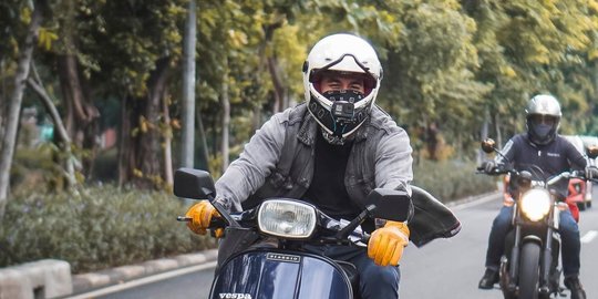 Potret Darius Sinathrya Naik Vespa, Netizen Salfok Lihat Ini