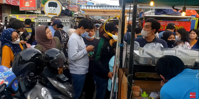 Luar Biasa, Kue Pinggir Jalan ini Beromzet Belasan Juta Per Hari, Antre Sampai 2 Jam