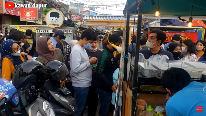 kue pinggir jalan ini beromzet belasan juta per hari