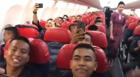 pasukan brimob polri yel yel di dalam pesawat saat pulang tugas negara