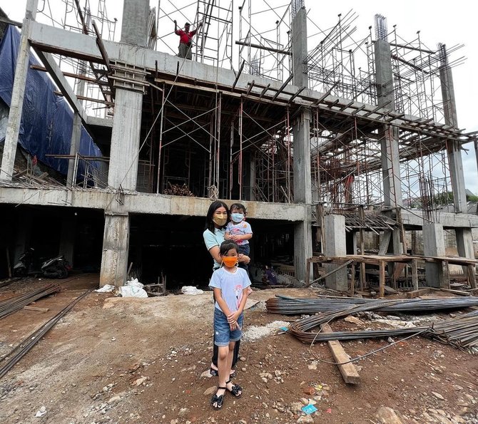 Sarwendah Unggah Foto Rumah Baru Yang Sedang Dibangun, Pose Bareng ...