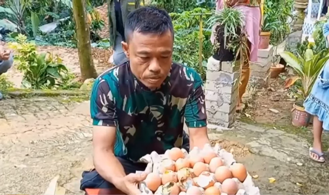bansos telur busuk di desa karang tengah bogor