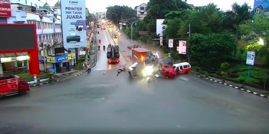 Tronton Rem Blong Tabrak 20 Kendaraan di Lampu Merah Balikpapan, 5 Orang Tewas