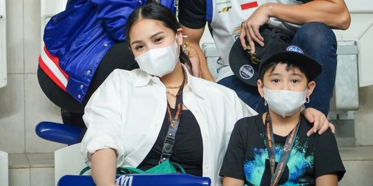 Intip Gaya Rafathar Bersama Nagita Nonton Basket, Penampilannya Mencuri Perhatian