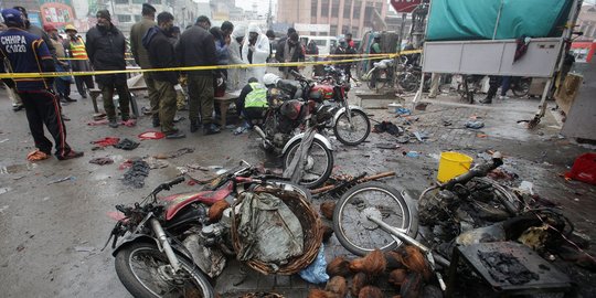 Ledakan Bom Guncang Pasar Pakistan, Tiga Orang Tewas dan Puluhan Terluka Ledakan Bom Guncang Pasar Pakistan, Tiga Orang Tewas dan Puluhan Terluka