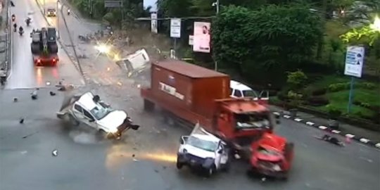 Kecelakaan Maut Muara Rapak, 14 Motor dan 6 Mobil Rusak Serta Tiang Lampu Merah Roboh