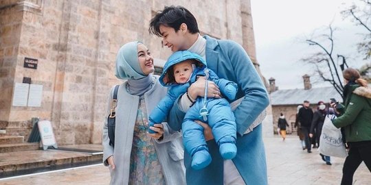 Bawa Anak 7 Bulan ke Luar Negeri, Dinda Hauw Beberkan Tantangannya