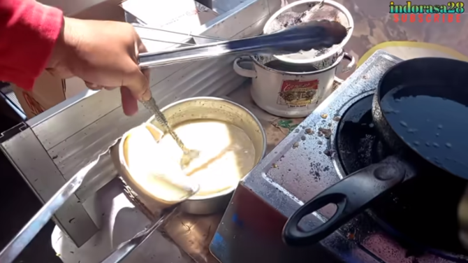 es krim ini dibuat dengan cara digoreng dijual di pinggir jalan omzetnya rp45 juta