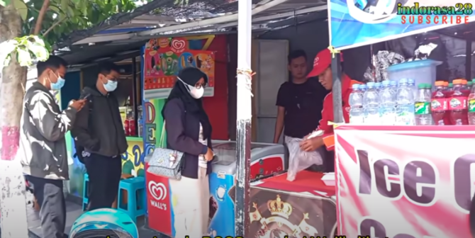 es krim ini dibuat dengan cara digoreng dijual di pinggir jalan omzetnya rp45 juta