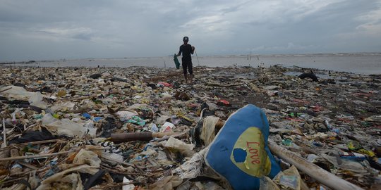 Terbenam di Lautan Sampah Sungai Cisadane