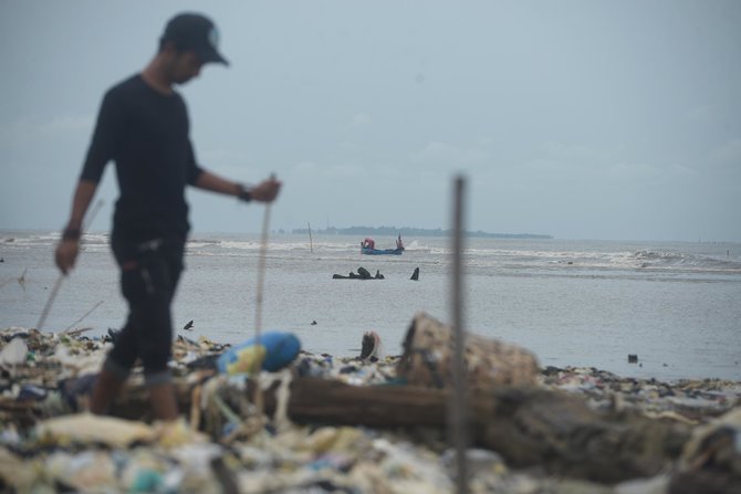 foto esai lautan sampah di muara sungai cisadane