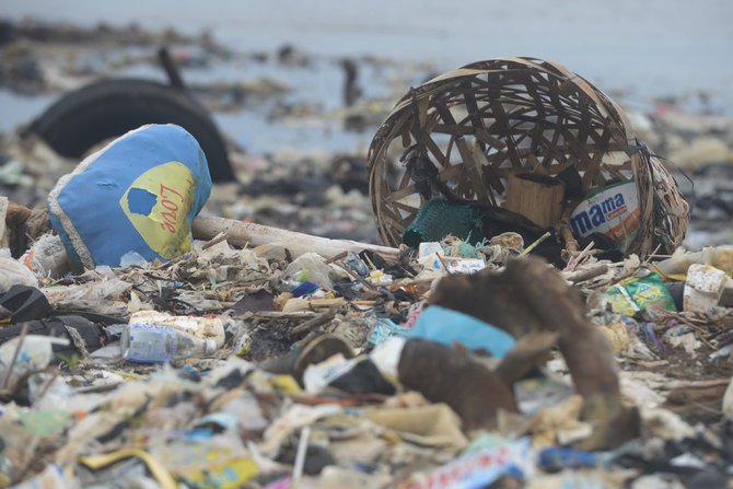 foto esai lautan sampah di muara sungai cisadane