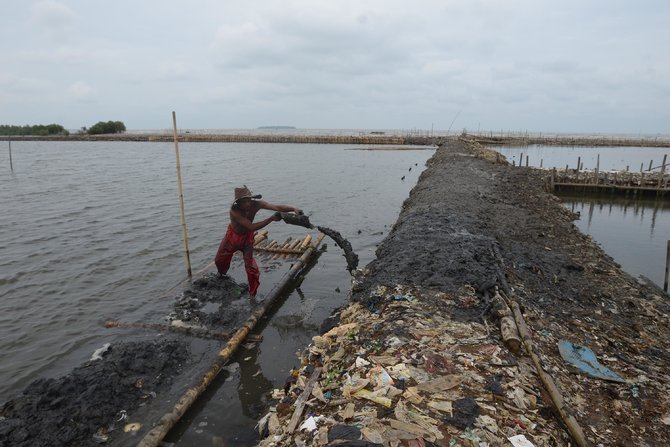 foto esai lautan sampah di muara sungai cisadane